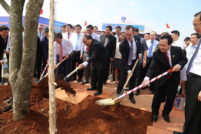 Thủ tướng đánh giá cao xã hội hóa đào tạo nhân lực của ĐH Nguyễn Tất Thành - 3 Thủ tướng Nguyễn Xuân Phúc cũng hoan nghênh việc trồng cây khi tình hình biến đổi khí hậu đang ảnh hưởng đến đất nước ta