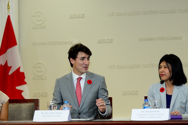 Thủ tướng Canada đánh cồng tại Sở Giao dịch chứng khoán TPHCM - 10
Thủ tướng Canada đề nghị hai nước cần phát huy những lợi thế đã đạt được đồng thời tiếp tục tìm kiếm những cơ hội mới, cùng giải quyết những thách thức. Hãy biến thách thức thành cơ hội cho người dân 2 nước và cộng đồng quốc tế.