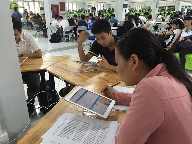 Thư viện trường đại học có võng cho sinh viên nghỉ trưa - 2 Ngoài trang bị máy tính, nhà trường còn trang bị ipad cho sinh viên sử dụng