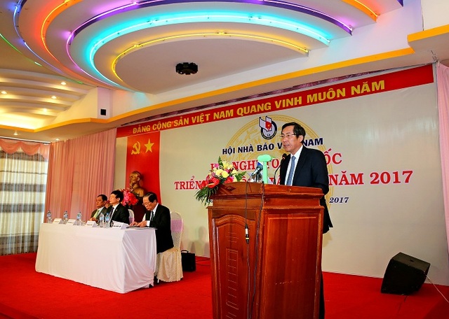 Ngăn chặn, xử lý việc vi phạm đạo đức người làm báo - 2
Uỷ viên TƯ Đảng, TBT Báo Nhân Dân, Chủ tịch HNBVN Thuận Hữu phát biểu tại hội nghị (Ảnh: Báo Công luận)