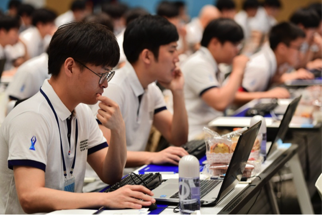 
Sinh viên Hàn Quốc trong cuộc thi lập trình Samsung Collegiate Programming Cup năm 2016
