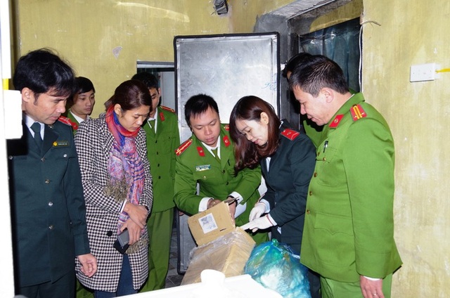 Hơn 2 tạ xúc xích, chân gà và nem thịt quá hạn và không rõ nguồn gốc - 1 Cơ quan chức năng kiểm tra cơ sở kinh doanh thực phẩm đông lạnh của chị Vũ Thị Hường (ảnh: Công an Hà Nam)