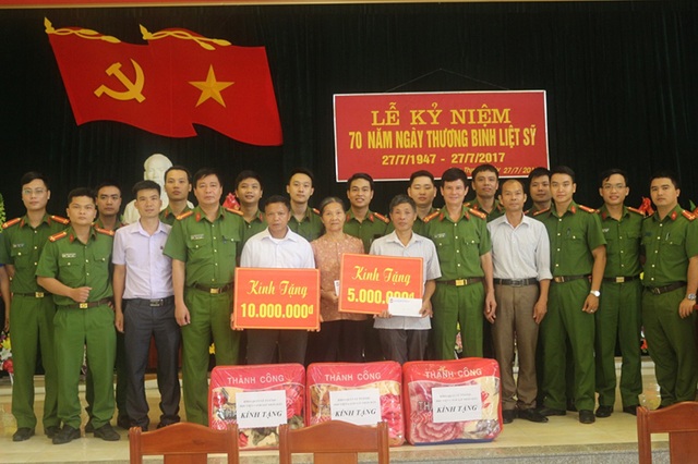 Truyền thống đền ơn đáp nghĩa của thầy và trò Học viện Cảnh sát - 1 Học viện CSND tặng quà cho các gia đình thương binh, liệt sĩ
