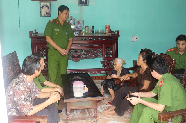 Truyền thống đền ơn đáp nghĩa của thầy và trò Học viện Cảnh sát - 2 Ân cần thăm hỏi từng hộ gia đình