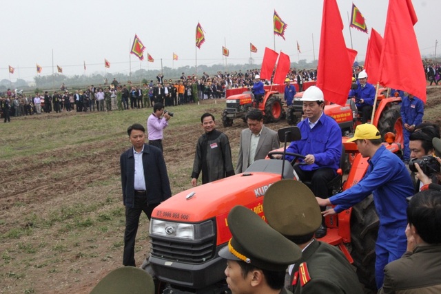 Chủ tịch nước lái máy cày trong lễ hội Tịch điền Đọi Sơn - 16
Chủ tịch nước Trần Đại Quang lái máy cày trên cánh đồng Đọi Sơn