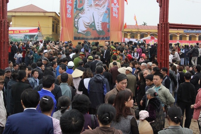 Chủ tịch nước lái máy cày trong lễ hội Tịch điền Đọi Sơn - 1 Hàng nghìn người đổ về chân núi Đọi tham gia lễ hội Tịch Điền 2017