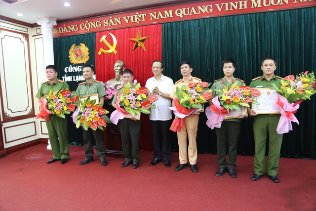 Thưởng nóng vụ bắt đối tượng vận chuyển 59 bánh heroin và 36.000 viên ma túy tổng hợp - 2 Lãnh đạo tỉnh Lạng Sơn thưởng nóng cho Ban chuyên án