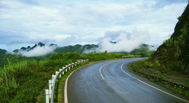 Một ngày thưởng ngoạn ở Thung Nai - 2 Bạn có thể đi xe máy tới Hòa Bình, trên đường có khá nhiều cảnh đẹp để dừng lại chụp hình.
