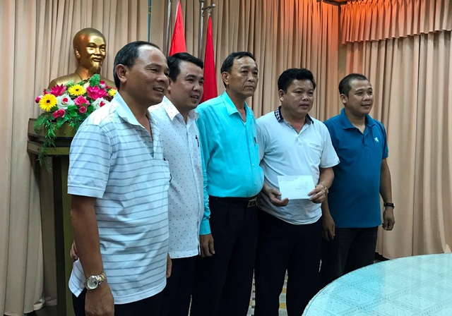 Bắt 9 thanh thiếu niên đập phá hàng loạt ô tô trong đêm cho… vui - 2 Đại tá Trần Mưu đã thay mặt Công an thành phố thưởng nóng Công an quận Hải Châu 10 triệu đồng vì bắt nhanh nhóm thanh thiếu niên đập phá hàng loạt ô tô