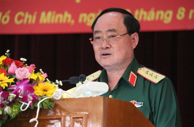 Bộ Quốc phòng bàn giao đất ven hàng rào Tân Sơn Nhất cho TPHCM - 1 Thượng tướng Trần Đơn - Thứ trưởng Bộ Quốc phòng - yêu cầu trong 1 tháng giải tỏa dứt điểm 50 kiot và các cây xăng ở hàng rào sân bay (dọc đường Trường Chinh)