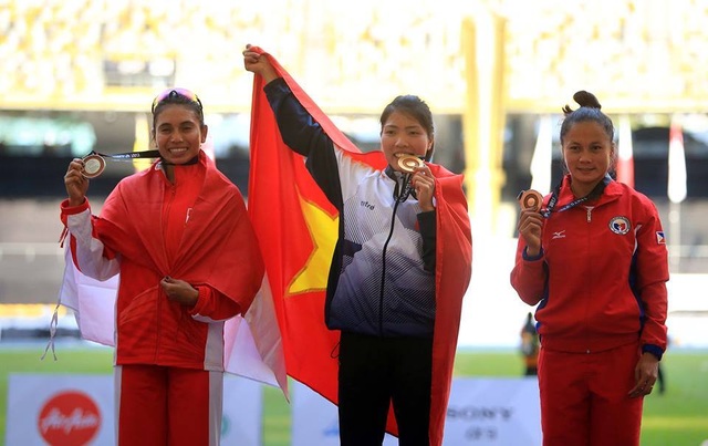 Nhật ký SEA Games 29 ngày 25/8: Kình ngư 15 tuổi Kim Sơn phá kỷ lục SEA Games - 21
Thu Thảo (giữa) trên bục trao HCV, ảnh: Q.H