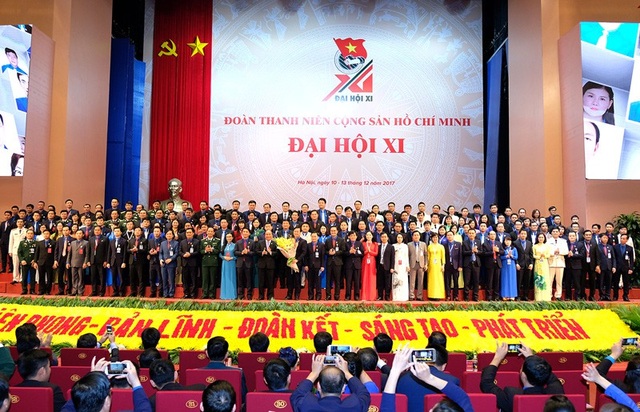 Thủ tướng: "Bạn trẻ hãy là chiến binh công nghệ, chiến binh gìn giữ biên cương" - 4
Thủ tướng Nguyễn Xuân Phúc chụp ảnh lưu niệm với 151 đại biểu trúng cử Ban chấp hành TW Đoàn nhiệm kỳ 2017 - 2022.