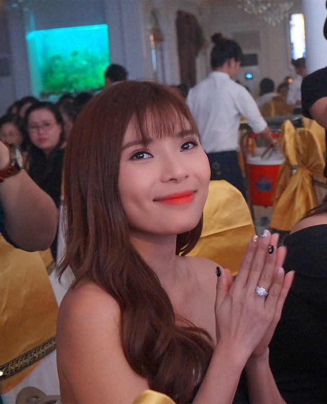 Chồng kém 7 tuổi đắm đuối hôn Lê Phương "cả phút" trong tiệc cưới - 15 Nữ diễn viên Thúy Diễm rất mừng cho Lê Phương vì sau nhiều sóng gió thì Lê Phương đã tìm được bến đỗ mới.