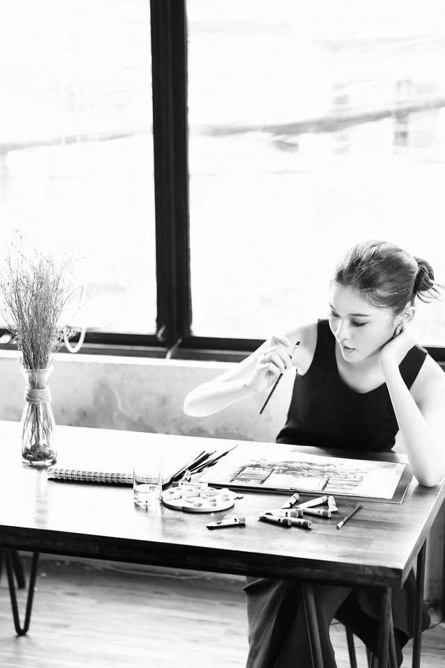 Nhan sắc Việt tại Hoa hậu Quốc tế gây bất ngờ bởi năng khiếu hội họa - 2 Thời gian rảnh ở nhà hay mỗi khi chờ đợi công việc, người đẹp thường vẽ tranh trên cuốn sổ nhỏ mà cô luôn mang theo bên mình.