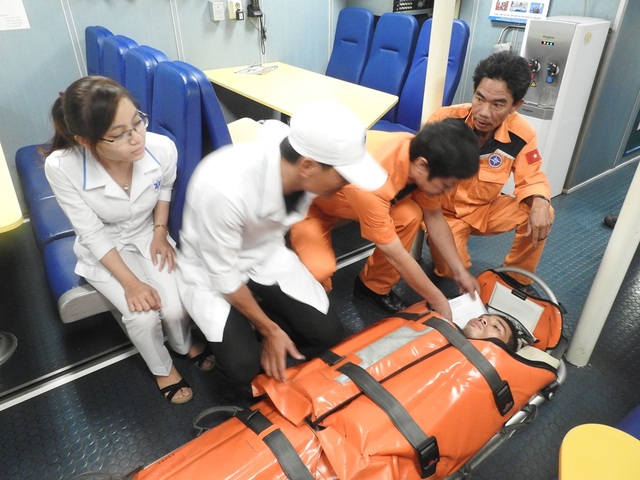Cứu thuyền viên bị tai nạn nguy kịch trên biển - 1 Nạn nhân được cấp cứu trên tàu