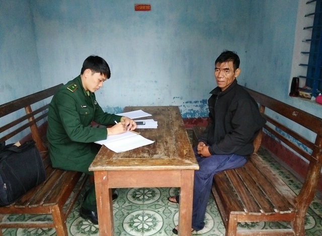 Thuyền viên dùng dao chém 2 người trên tàu cá giữa biển - 1 Ông Nguyễn Văn Nghe (bên phải) tại Đồn Biên phòng Cửa khẩu cảng Thuận An