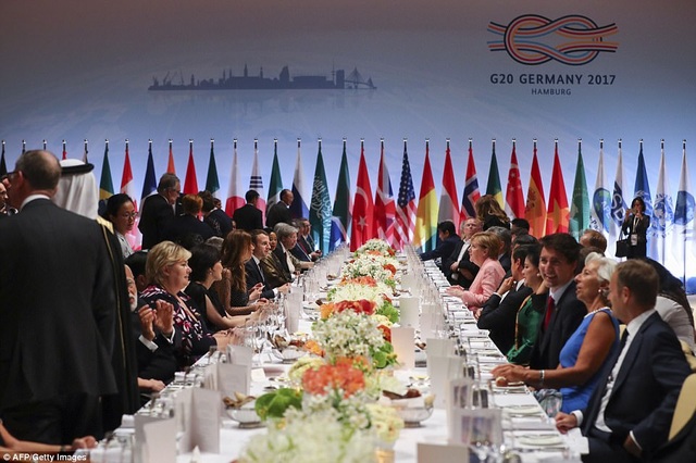 Tiết lộ thú vị về cuộc gặp kéo dài bất thường giữa Tổng thống Trump - Putin - 8 Đông đảo lãnh đạo cấp cao của các nước cùng phu nhân/phu quân được mời tới dự tiệc tối (Ảnh: AFP)
