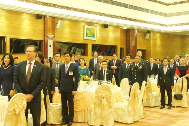 Chủ tịch nước mở tiệc chiêu đãi cấp Nhà nước Tổng thống Donald Trump - 5 Tổng thống Mỹ Donald Trump và Chủ tịch nước Trần Đại Quang bước vào phòng tiệc trong tiếng vỗ tay của các đại biểu. Sau khi ổn định, tất cả các đại biểu dứng dậy làm lễ chào cờ, 2 bài quốc ca của 2 nước Mỹ - Việt vang lên.