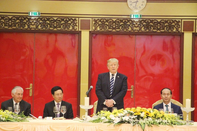 Chủ tịch nước mở tiệc chiêu đãi cấp Nhà nước Tổng thống Donald Trump - 7
Đáp từ, Tổng thống Donald Trump bày tỏ vinh dự lớn lao có mặt tại đây, cho rằng quan hệ hai nước Mỹ và Việt Nam đã đạt được những thành tựu rất lớn lao. Tổng thống Donald Trump bày tỏ đất nước Việt Nam đã làm được rất nhiều điều tuyệt vời và nước Mỹ cũng vậy.