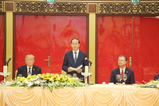 Chủ tịch nước mở tiệc chiêu đãi cấp Nhà nước Tổng thống Donald Trump - 6 Chủ tịch nước Trần Đại Quang phát biểu chào mừng Tổng thống Donald Trump, nhấn mạnh việc Tổng thống Mỹ Donald Trump thăm cấp Nhà nước Việt Nam, dự APEC thể hiện thiện chí thắt chặt quan hệ giữa hai nước. Chủ tịch mong Tổng thống Donald Trump cảm nhận được lòng mến khách của đất nước Việt Nam tươi đẹp.