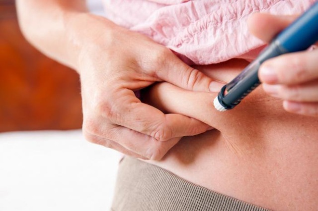 Insulin phải được tiêm vào da sau khi véo lên khoảng 2,5 – 5cm.