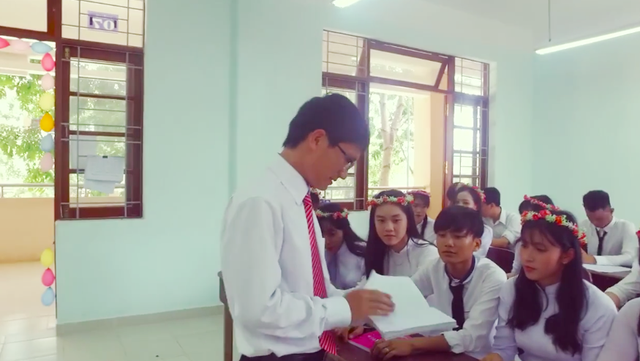 Thầy giáo Nguyễn Văn Tiến đang dạy tiếng Anh ở trường THPT Hòa Hội, tỉnh Bà Rịa - Vũng Tàu