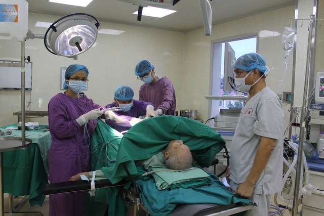 Bệnh nhân trên 100 tuổi được phẫu thuật u tuyến tiền liệt thành công - 1 Ca phẫu thuật cho bệnh nhân cao tuổi nhất tại BV E bị phì đại tuyến tiền liệt.