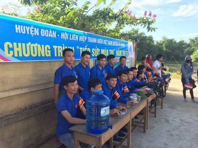Đề tiếng Anh: Học sinh trung bình khó giành điểm 6 - 6 Các đoàn viên của Huyện đoàn Vũ Quang tiếp sức mùa thi cho các sĩ tử. (Ảnh: Xuân Sinh)