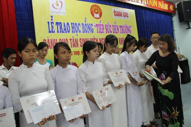 52 suất học bổng nghĩa tình tiếp sức tân sinh viên vào đại học - 1 Chủ tịch Hội Khuyến học tỉnh Quảng Trị, bà Nguyễn Thị Hồng Vân trao học bổng đến các em