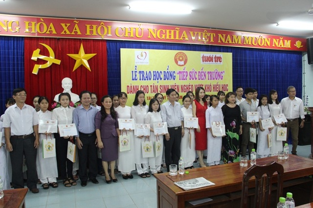 52 suất học bổng nghĩa tình tiếp sức tân sinh viên vào đại học - 2 Thêm 52 suất học bổng là cơ hội để 52 tân sinh viên được đến giảng đường