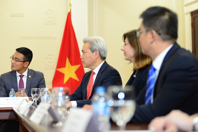 Thủ tướng Canada đánh cồng tại Sở Giao dịch chứng khoán TPHCM - 4
Thủ tướng Canada Justin Trudeau lắng nghe ông Trần Văn Dũng, Chủ tịch Uỷ Ban Chứng khoán Nhà nước giới thiệu sơ nét về thị trường chứng khoán Việt Nam, Sở Giao dịch Chứng khoán TPHCM.
