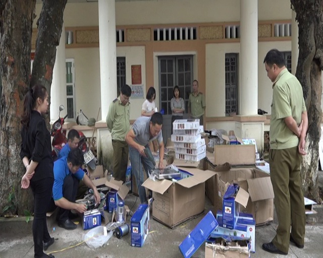 Lạng Sơn: Tiêu hủy hàng lậu, hàng cấm trị giá gần 5 tỷ đồng - 2 Lực lượng chức năng tiêu hủy hàng hóa vi phạm