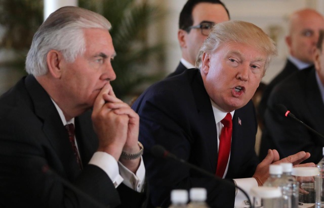 Tổng thống Trump muốn đọ IQ với Ngoại trưởng Tillerson - 1
Tổng thống Mỹ Donald Trump (phải) và Ngoại trưởng Rex Tillerson (Ảnh: Reuters)