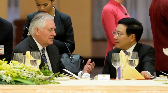 Ngoại trưởng Mỹ thăm di tích lịch sử nhà tù Hỏa Lò, chùa Trấn Quốc - 9
Trước đó, Ngoại trưởng Tillerson khẳng định chuyến thăm Việt Nam của Tổng thống Mỹ Donald Trump có ý nghĩa quan trọng góp phần thúc đẩy quan hệ hai nước. (Ảnh: Bộ Ngoại giao Mỹ)