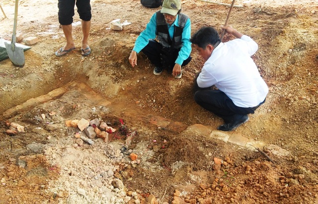Tìm thấy huyệt mộ vợ vua Nguyễn bị san ủi tại dự án bãi đỗ xe - 2 Lớp gạch bao quanh huyệt mộ vẫn còn nguyên