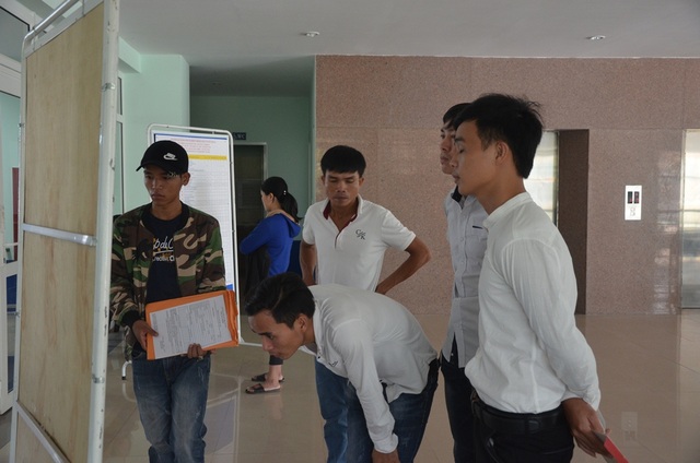 Đà Nẵng: Đào tạo nghề theo định hướng thị trường cho thanh niên khó khăn - 1 Người lao động tìm việc tại phiên chợ việc làm
