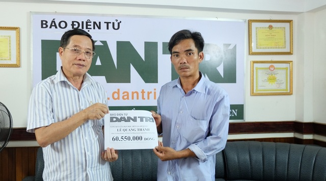 Hơn 60 triệu đồng đến với em Lê Quang Thành bị tai nạn giao thông - 1 Nhà báo Đình Hòa (bên trái) - Trưởng Đại diện VP báo Dân trí tại Đà Nẵng trao quà bạn đọc ủng hộ đến gia đình anh Lê Tấn Dũng