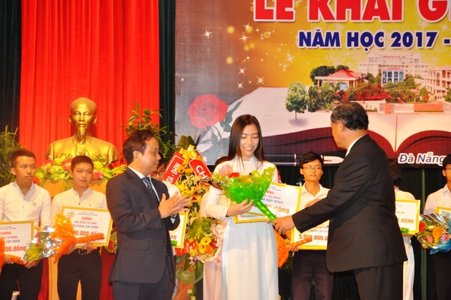 ĐH Sư phạm Đà Nẵng: Khen thưởng hơn 250 triệu đồng đến tân sinh viên - 1 ĐH Sư phạm Đà Nẵng khen thưởng tân sinh viên và tặng học bổng hỗ trợ SV có hoàn cảnh khó khăn trong lễ khai giảng năm học 2017 - 2018