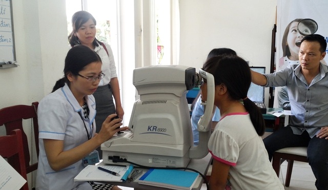 Đà Nẵng: Thăm khám mắt cho học sinh mồ côi - 1 Các em học sinh ở Trung tâm trẻ mồ côi Hoa Mai được thăm khám mắt và cấp kính miễn phí