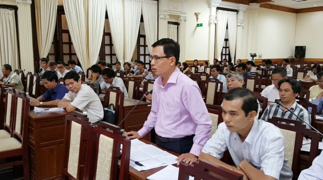 Huế quyết định di dời lăng mộ vợ vua Tự Đức sau vụ bị bãi đỗ xe san ủi - 2 Ông Nguyễn Thiên Bình, Phó Giám đốc Sở Văn hóa & Thể thao tỉnh Thừa Thiên Huế (đứng) cho biết ngôi mộ vợ vua Tự Đức không thuộc di tích, không phải nhân vật lịch sử và nhiều yếu tố khác nên cần phải di dời