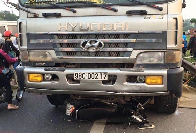 Điều tra vụ xe tải chạy ngược chiều đâm chết 2 người đi xe máy - 1 Hiện trường vụ TNGT nghiêm trọng tại Bắc Giang (ảnh: Facebook)