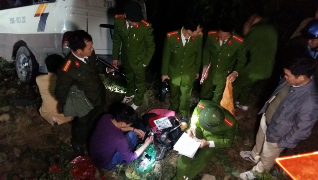 23 người gặp nạn ở Lào Cai đều có quan hệ anh em, họ hàng - 4
Lực lượng chức năng tỉnh Lào Cai khám nghiệm hiện trường và điều tra nguyên nhân vụ tai nạn (Ảnh chụp lúc 9 giờ tối tại hiện trường). Ảnh: Hương Thu-TTXVN