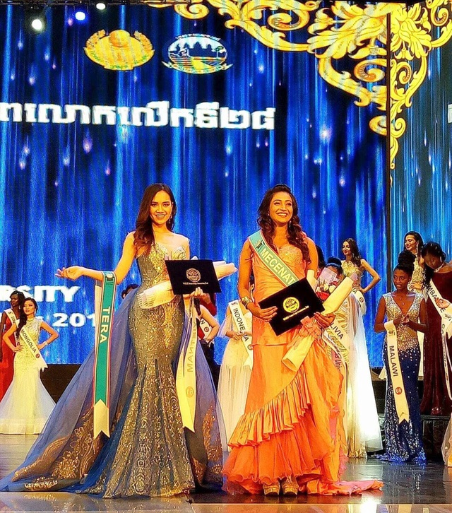 Nữ sinh Việt giành giải Phong thái cuộc thi Hoa khôi các trường ĐH thế giới - 3 Giây phút nhận giải của Tô Mai Thuỳ Dương.