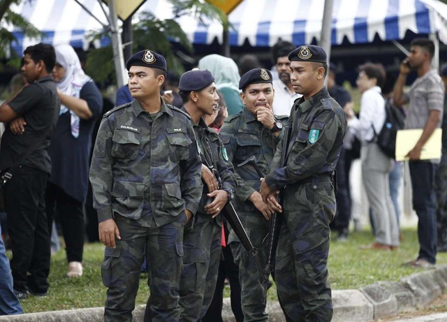 Đoàn Thị Hương ra tòa lần 3 tại Malaysia: Chuyển vụ án lên tòa thượng thẩm - 3
Lực lượng an ninh được tăng cường bên ngoài tòa án. (Ảnh: AP)