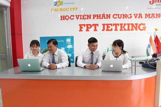 Toàn cảnh tư vấn “Quản trị & An ninh Mạng - ngành tạo nhiều việc làm cho giới trẻ” - 7
Ông Nguyễn Hồng Lĩnh và anh Trương Quốc Phong đang tư vấn cho độc giả Dân trí.