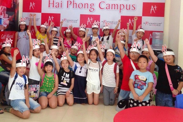 Không khí sôi động tại “đấu trường Toán học” Mathnasium Championship Mở rộng 2017 - 1 Các thí sinh nhí rất hào hứng trước khi bước vào vòng đấu đầu tiên của cuộc thi Mathnasium Championship Giải Mở rộng 2017.