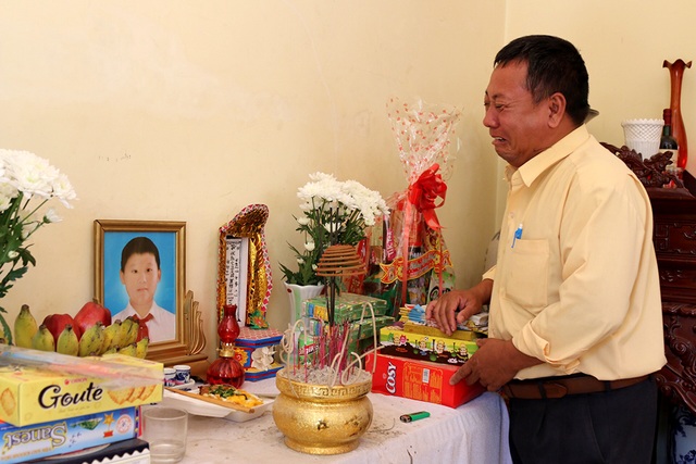 Bác sỹ thờ ơ, tắc trách, bé trai 13 tuổi tử vong - 2 Nỗi đau tột cùng của người cha bên di ảnh con trai.