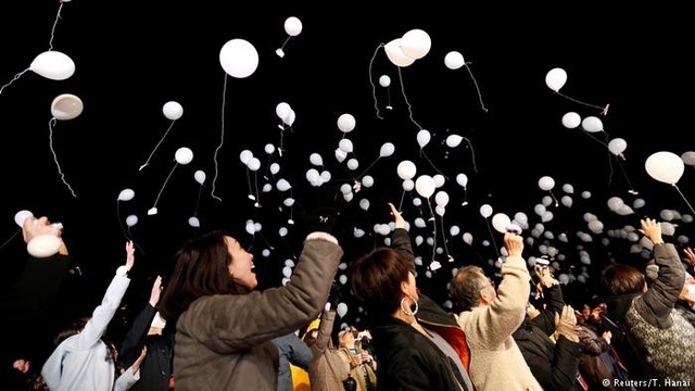 Thế giới mở "đại tiệc" pháo hoa đón năm 2018 - 6
Người Nhật Bản thả bóng cầu may trong đêm giao thừa (Ảnh: Reuters)