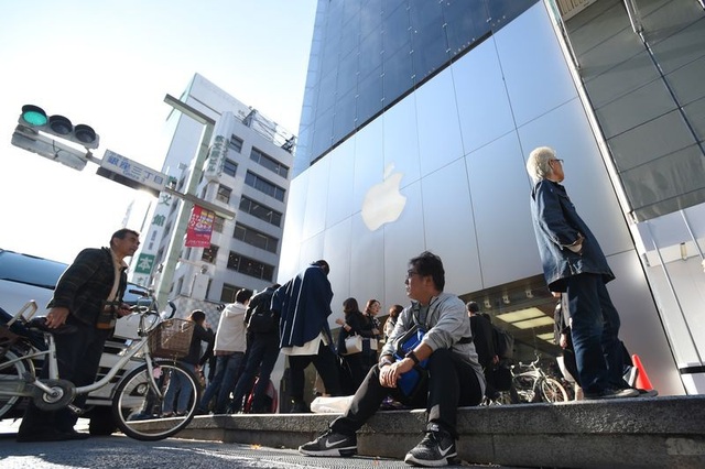 Chen chân xếp hàng khắp nơi trên thế giới trong ngày mở bán iPhone X - 9 Tại Tokyo cũng xuất hiện những người đầu tiên đứng xếp hàng từ nhiều ngày trước.