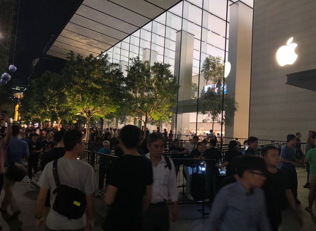 Chen chân xếp hàng khắp nơi trên thế giới trong ngày mở bán iPhone X - 10 Càng gần ngày mở bán, các Apple Store tại đây càng thu hút đông người tới xếp hàng. Có những nơi tập trung hơn 500 người và kéo dài tới 2 dãy nhà.